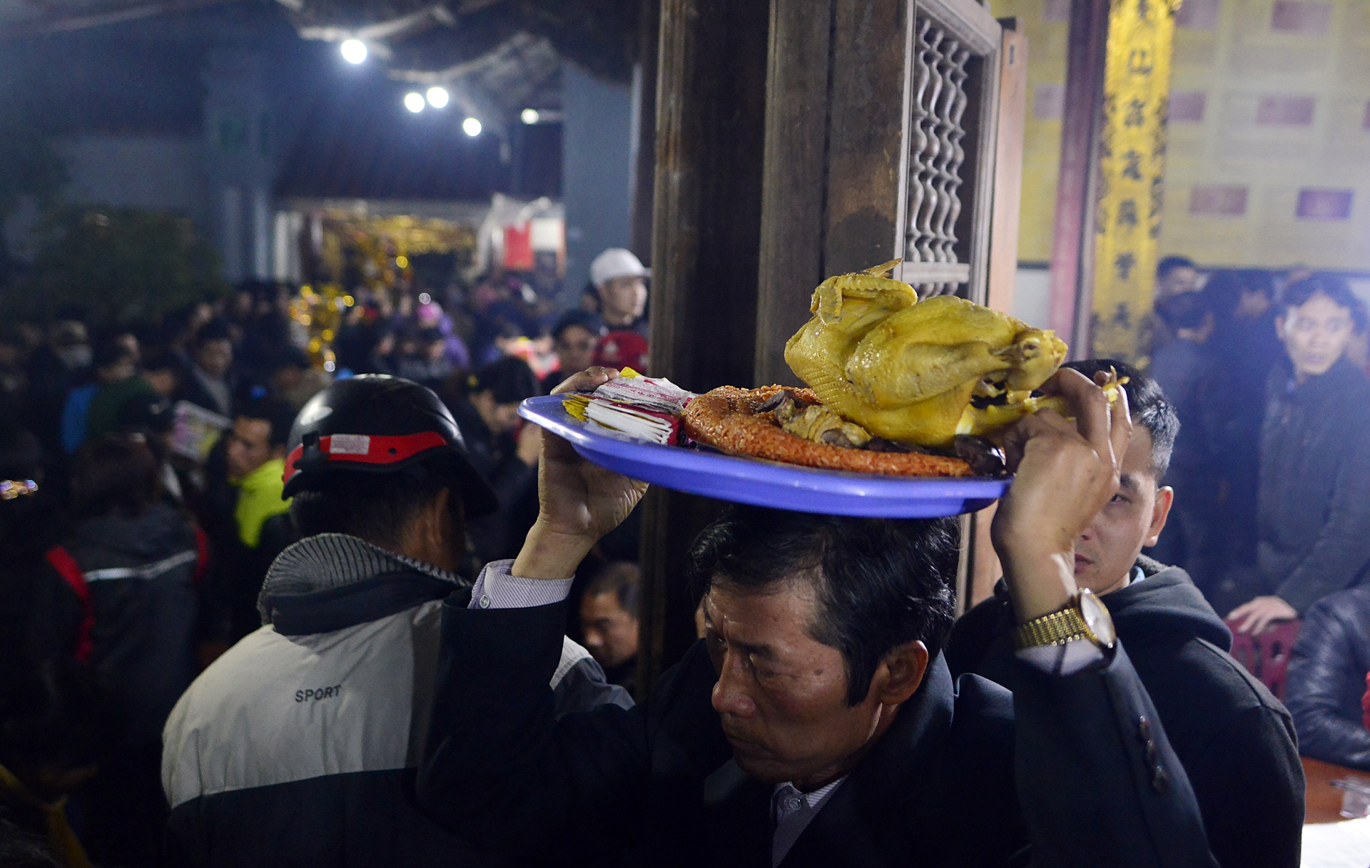 Chen chuc di le phu Day luc nua dem hinh anh