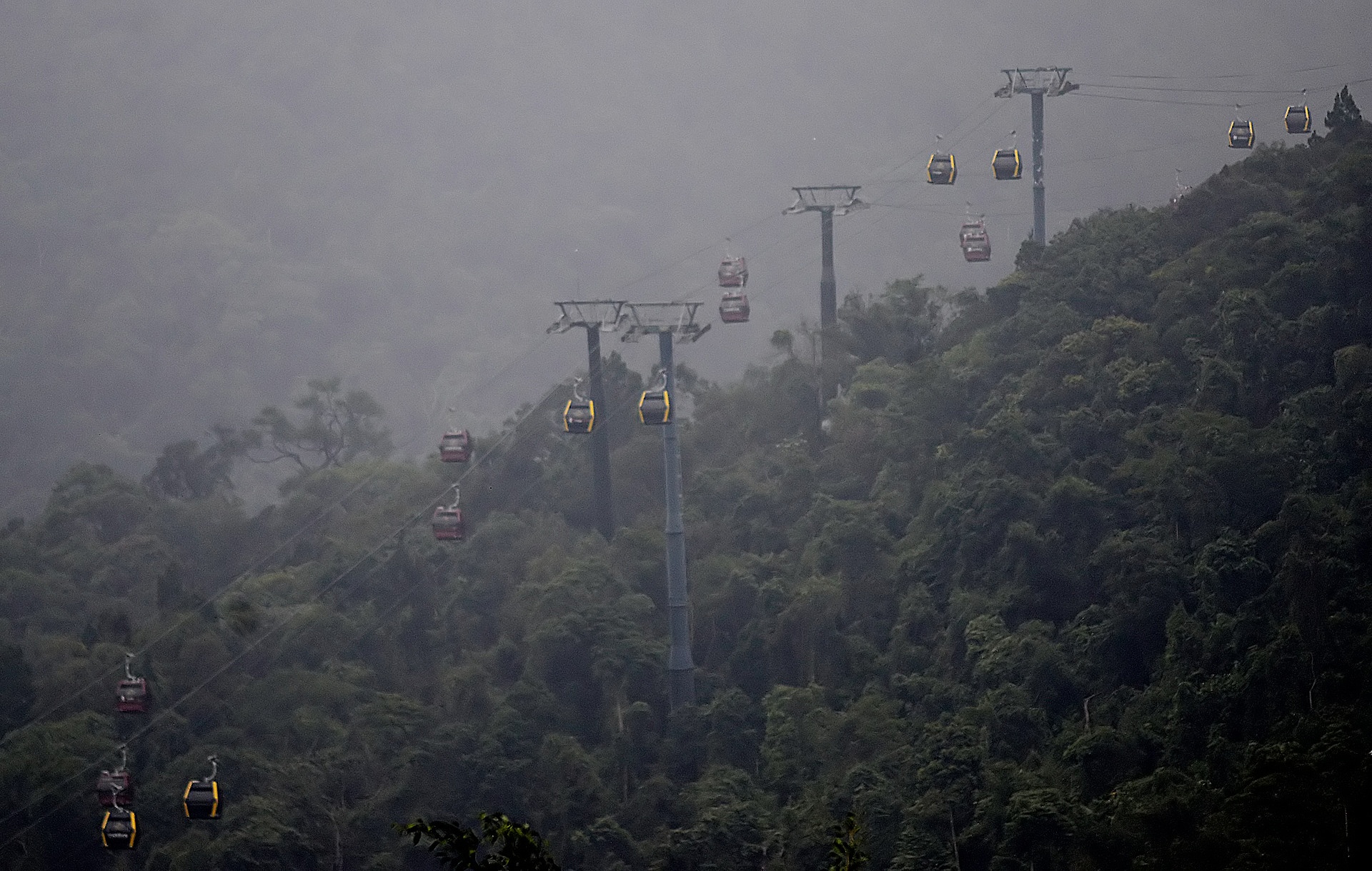 len dinh Yen Tu trong dem anh 10