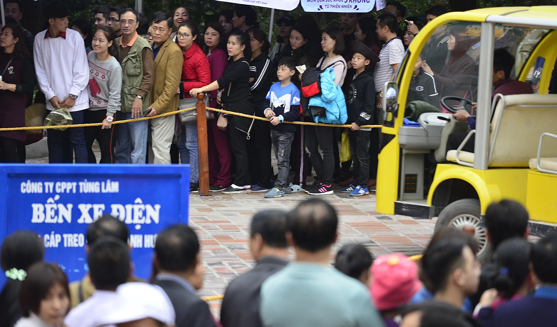 len dinh Yen Tu trong dem anh 11