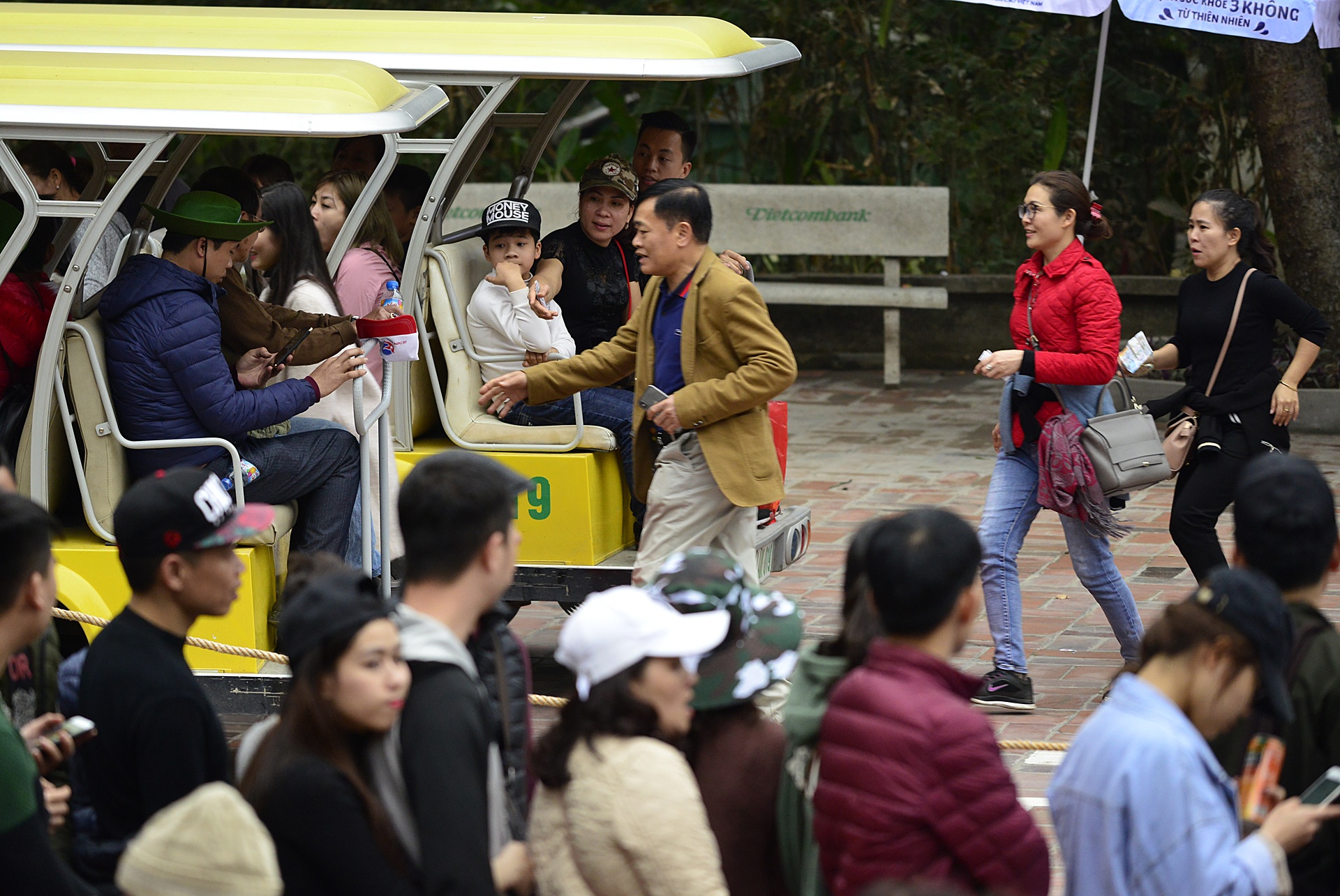 len dinh Yen Tu trong dem anh 12