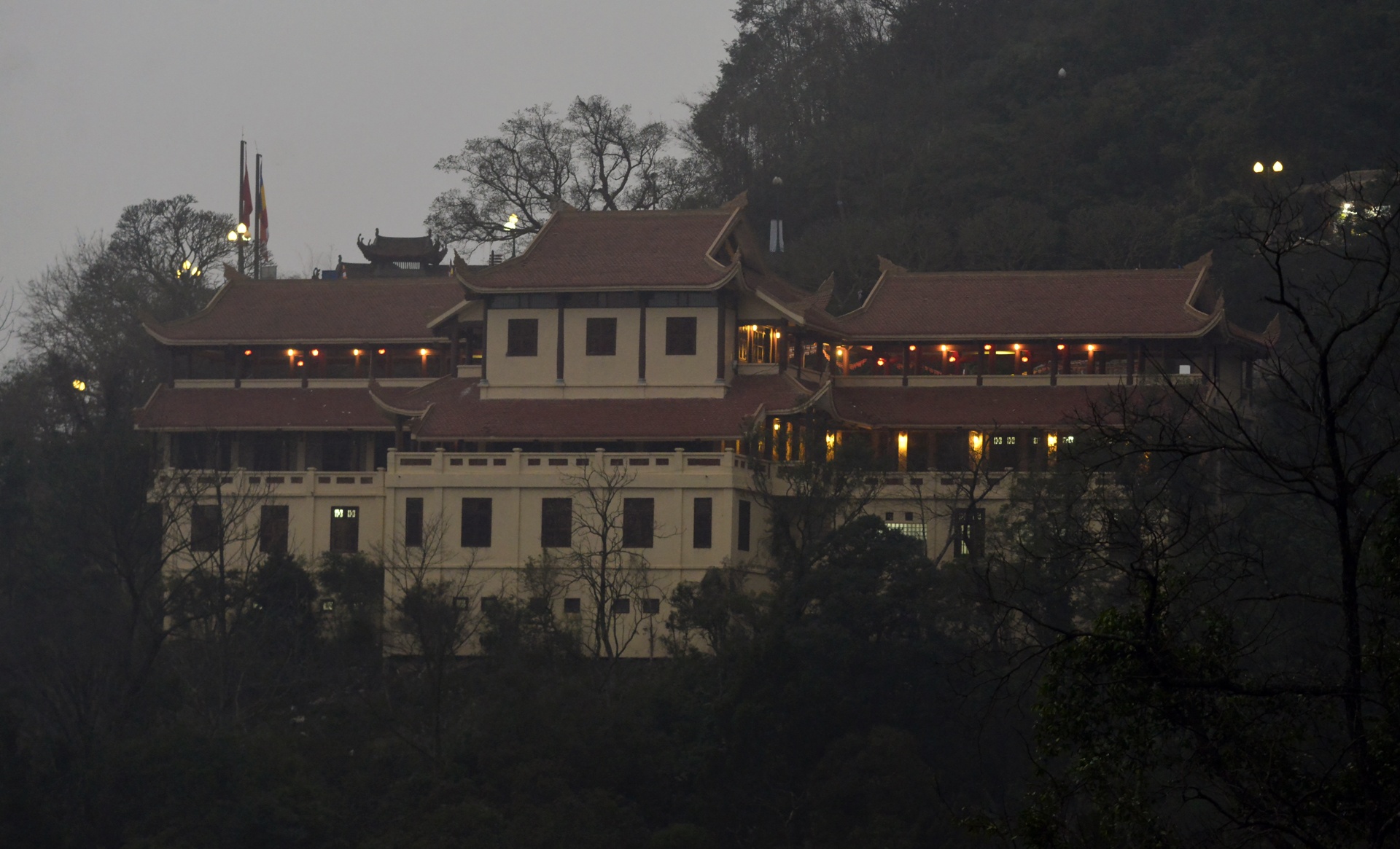 len dinh Yen Tu trong dem anh 14