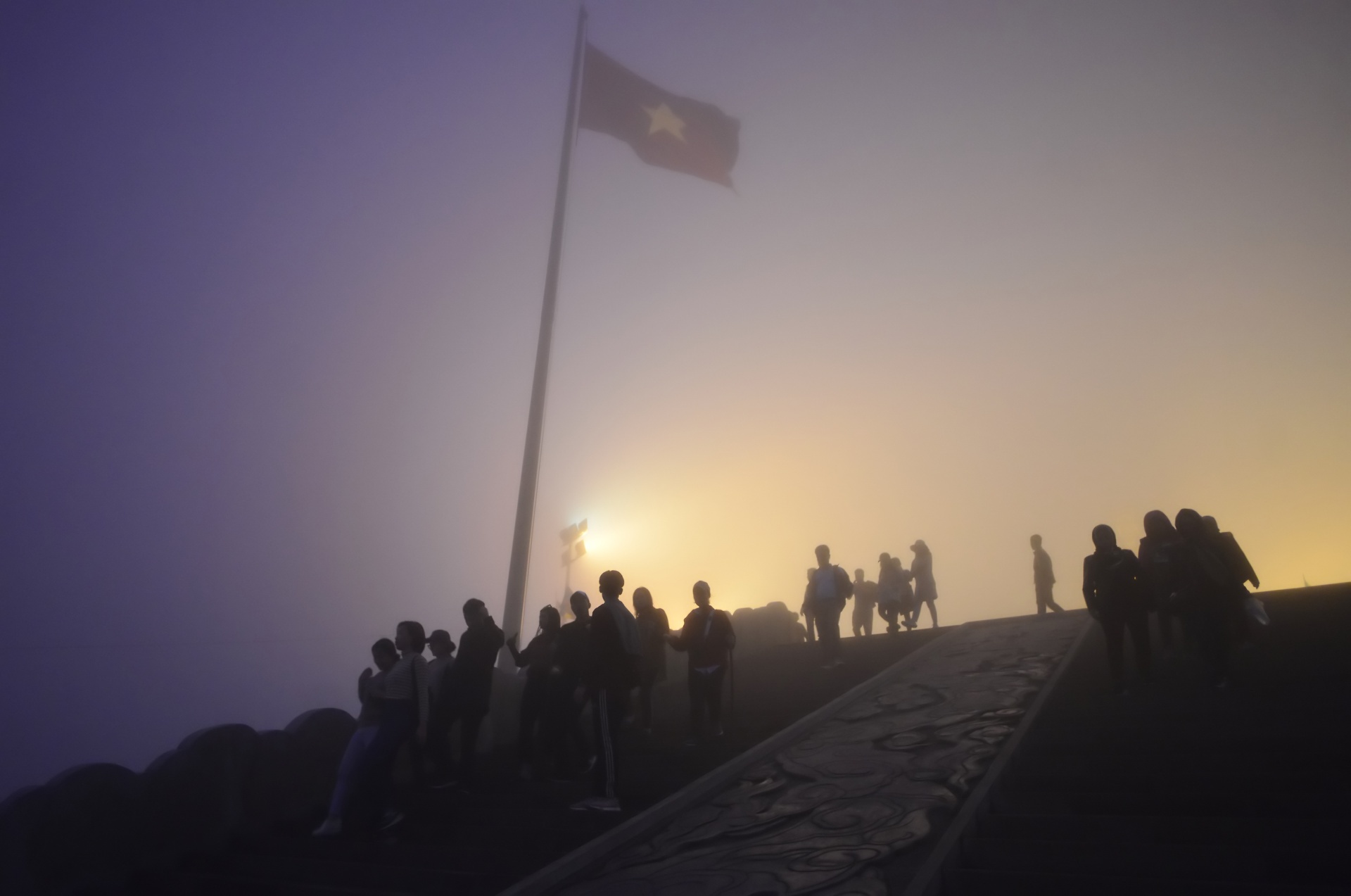 len dinh Yen Tu trong dem anh 1