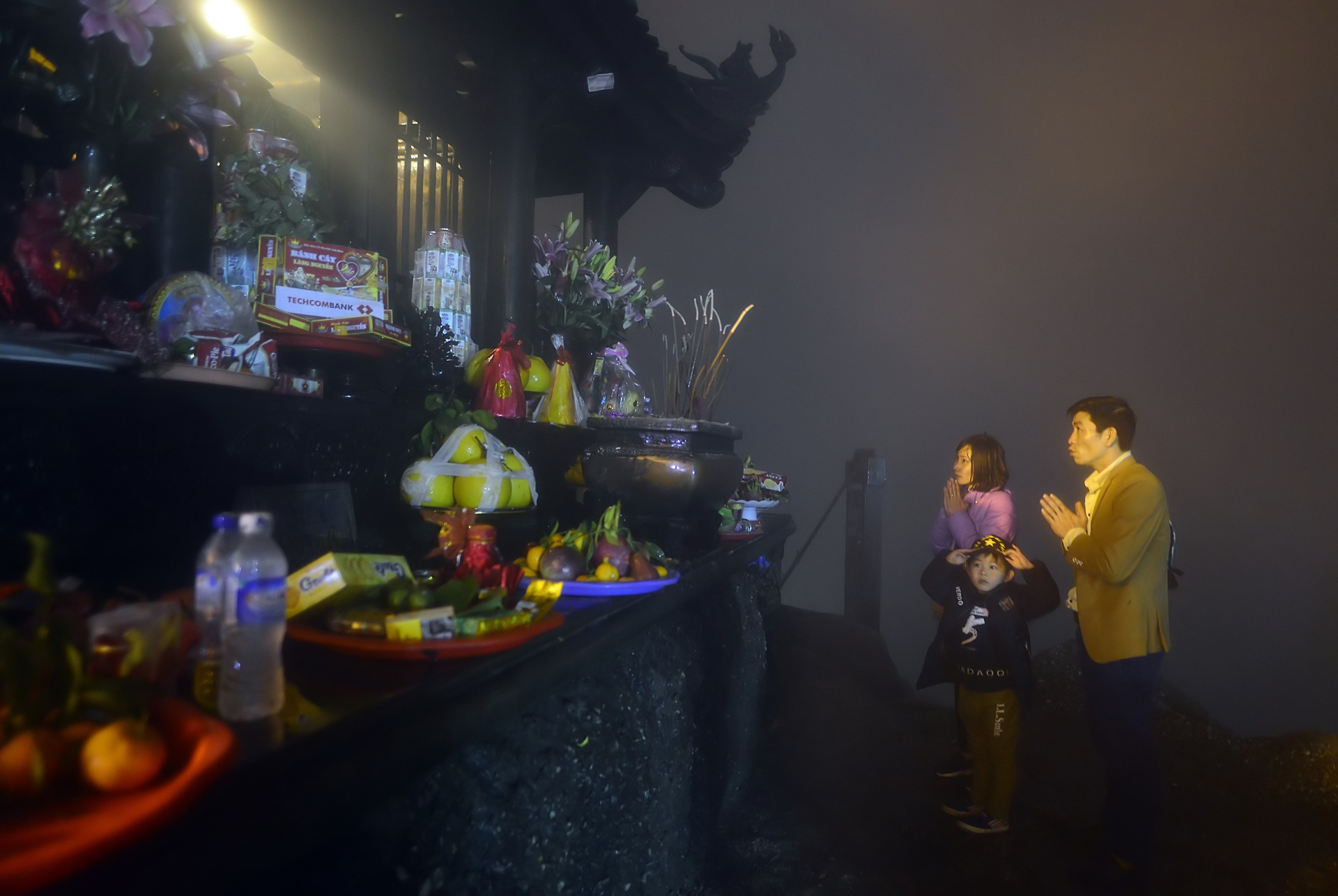 len dinh Yen Tu trong dem anh 3