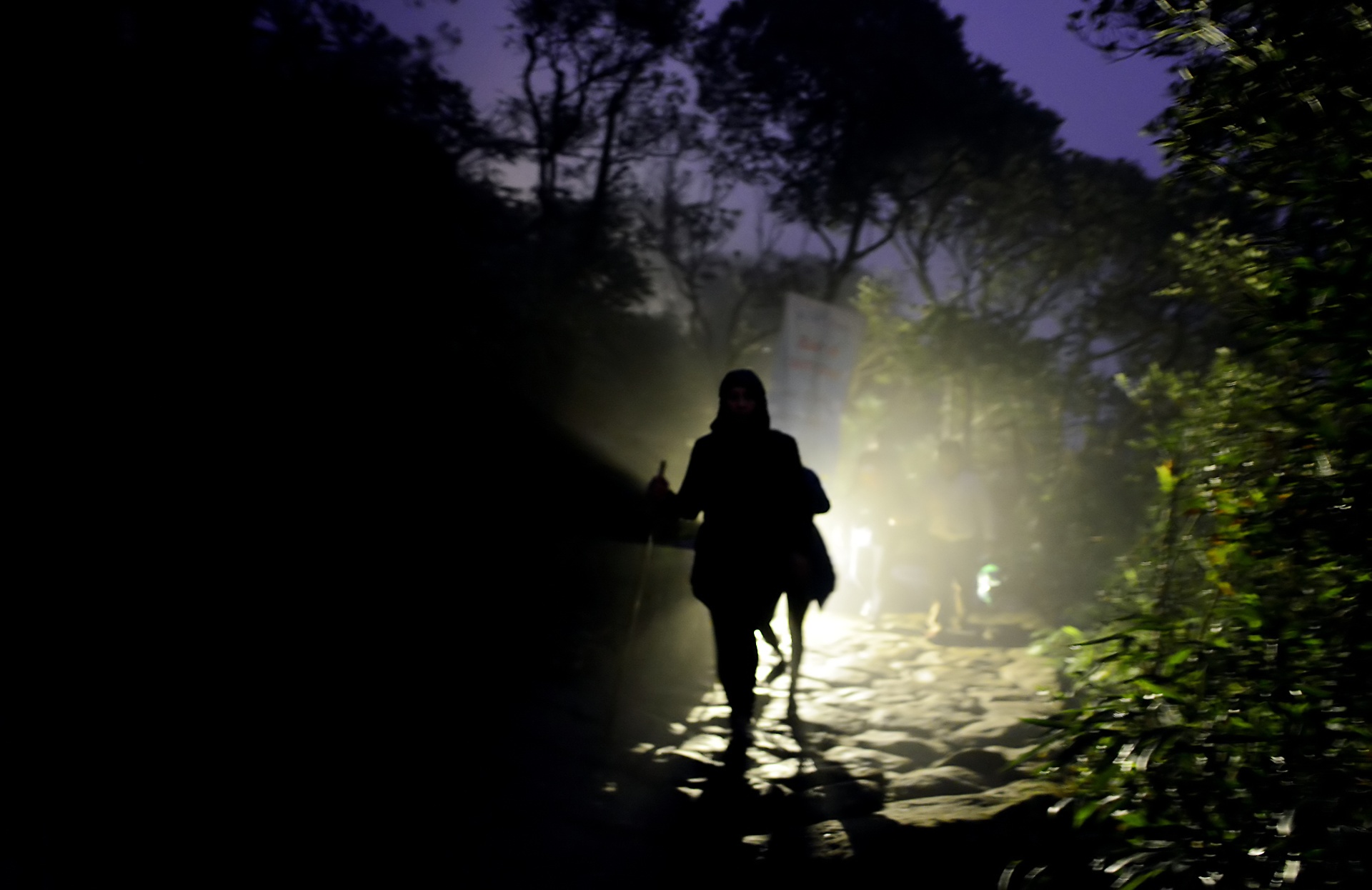 len dinh Yen Tu trong dem anh 4