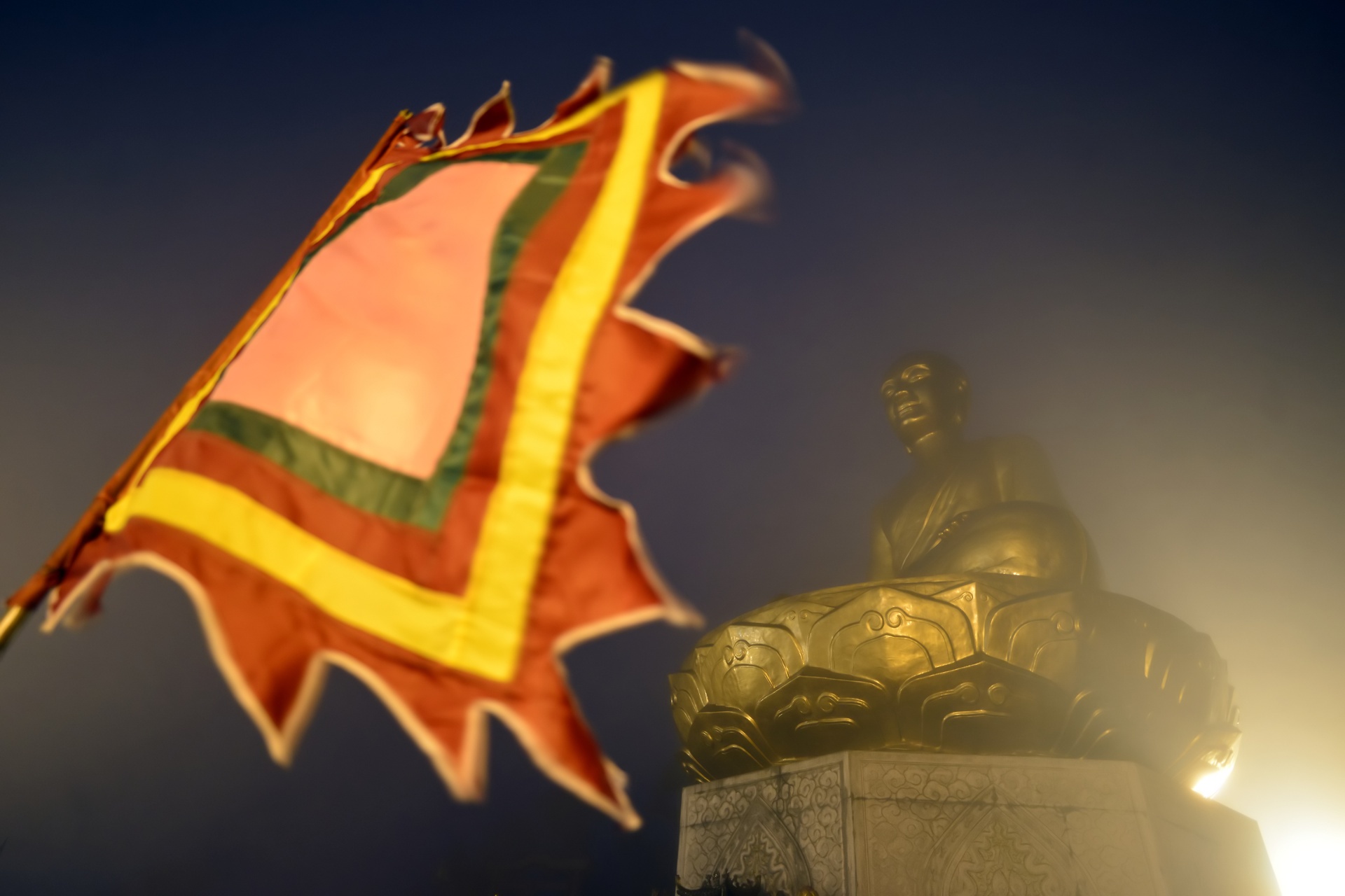 len dinh Yen Tu trong dem anh 7