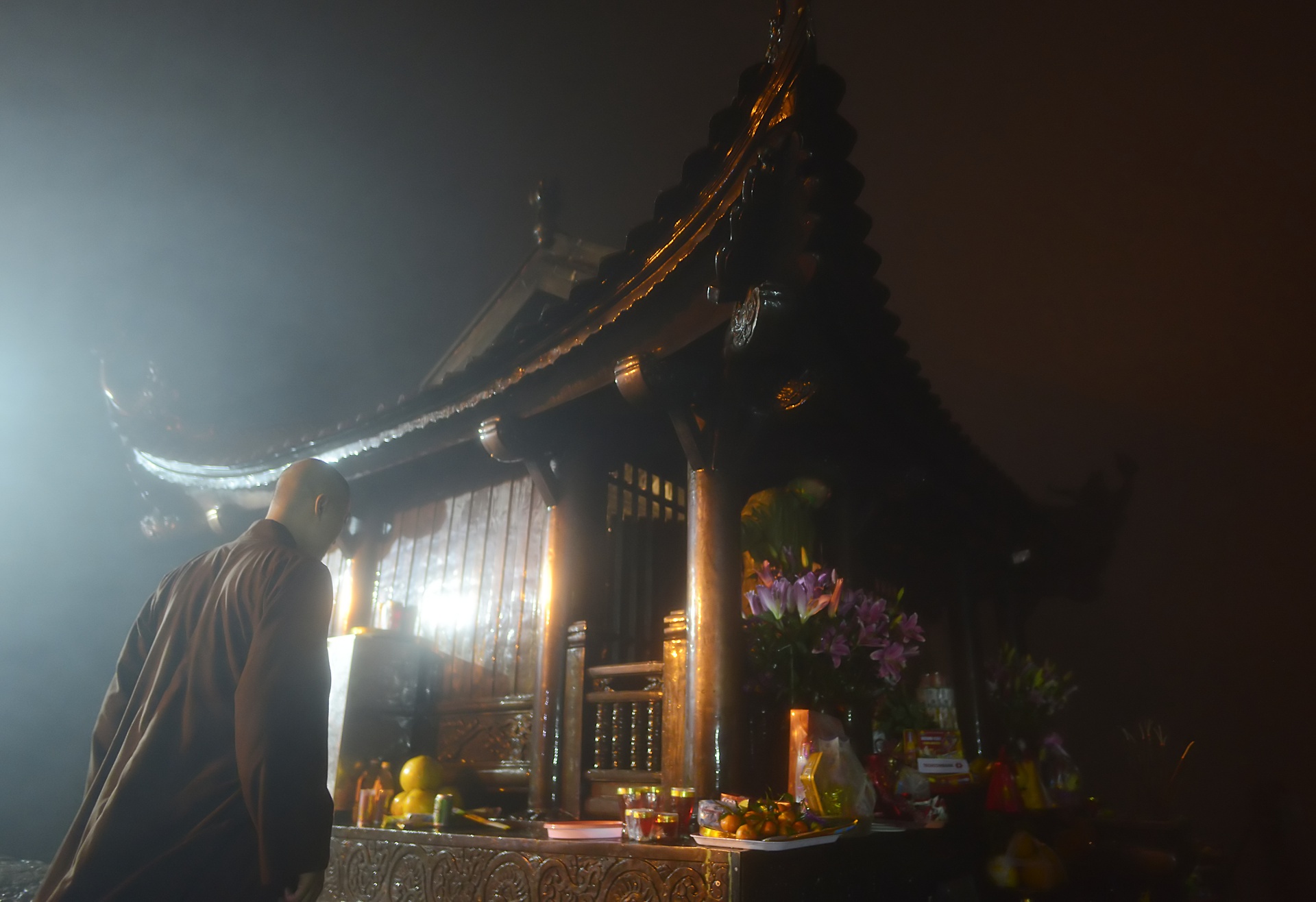 len dinh Yen Tu trong dem anh 2