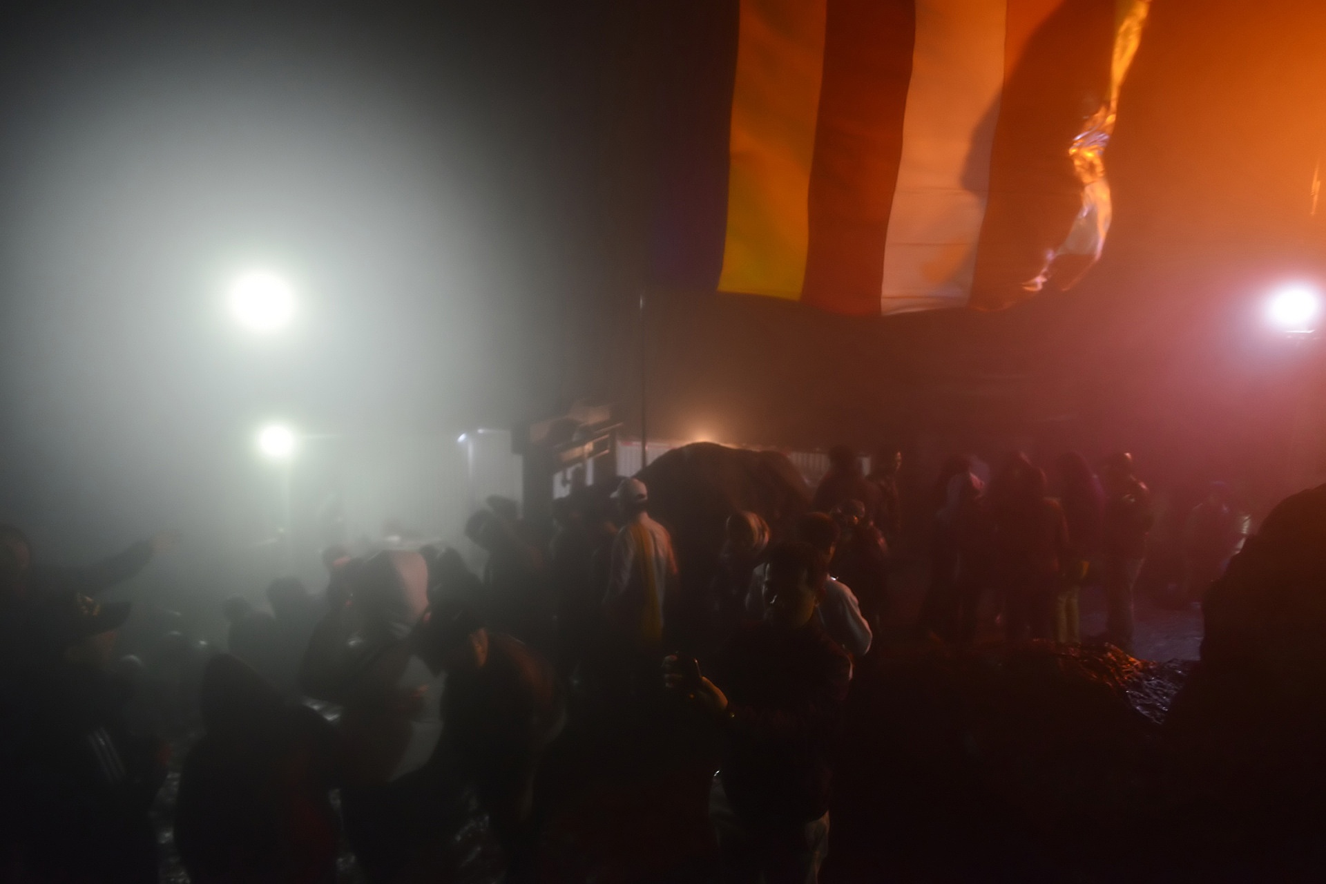 len dinh Yen Tu trong dem anh 9