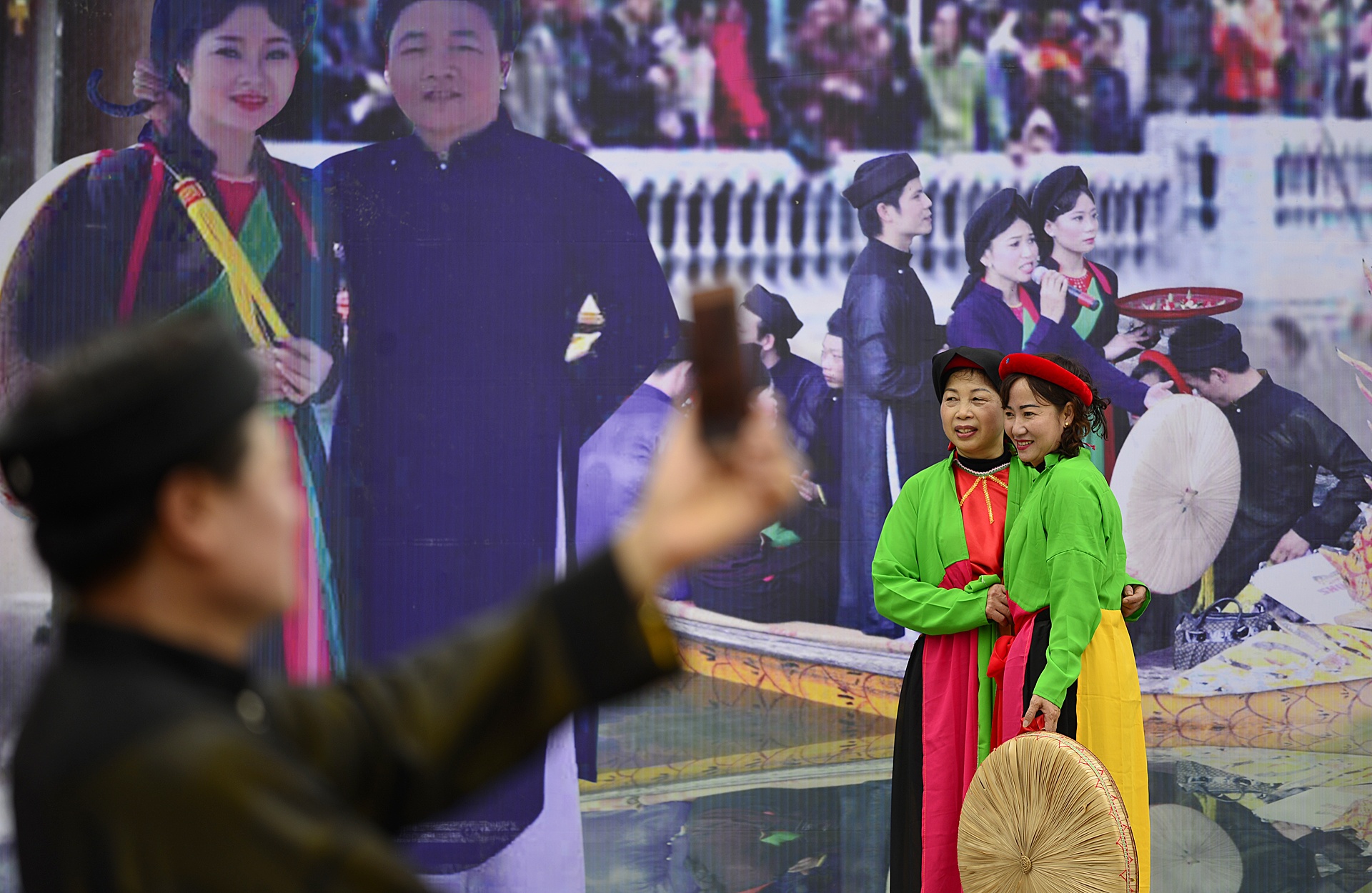 thay quan ao quan ho giua hoi Lim anh 10