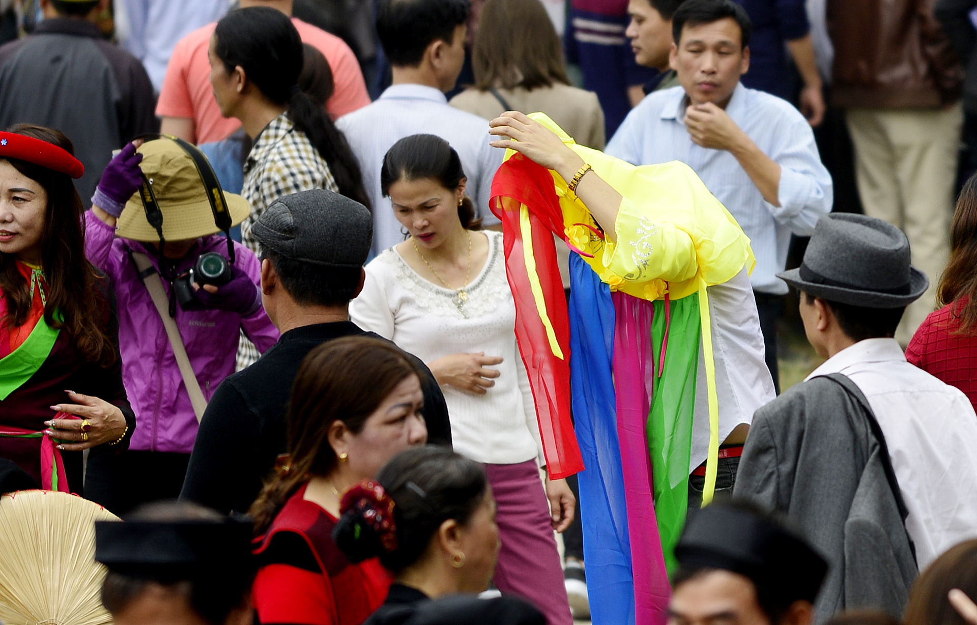 thay quan ao quan ho giua hoi Lim anh 12