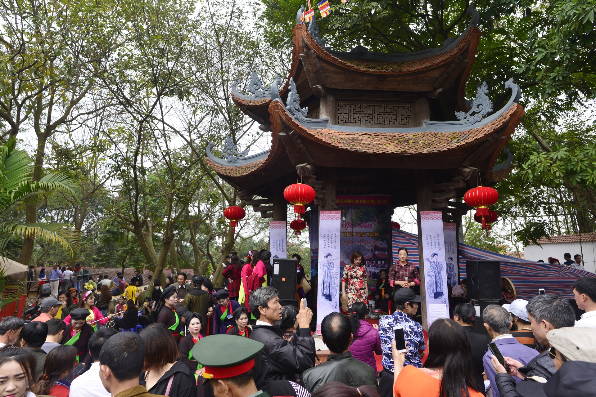 thay quan ao quan ho giua hoi Lim anh 13