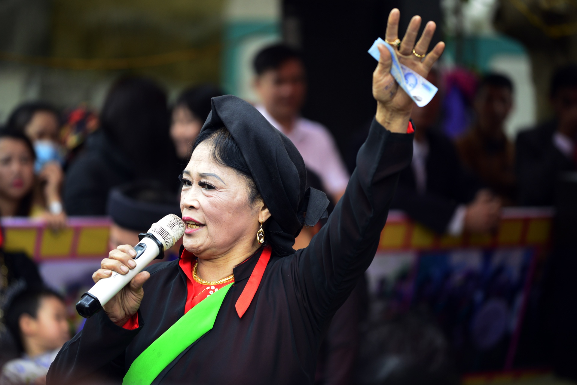 thay quan ao quan ho giua hoi Lim anh 14