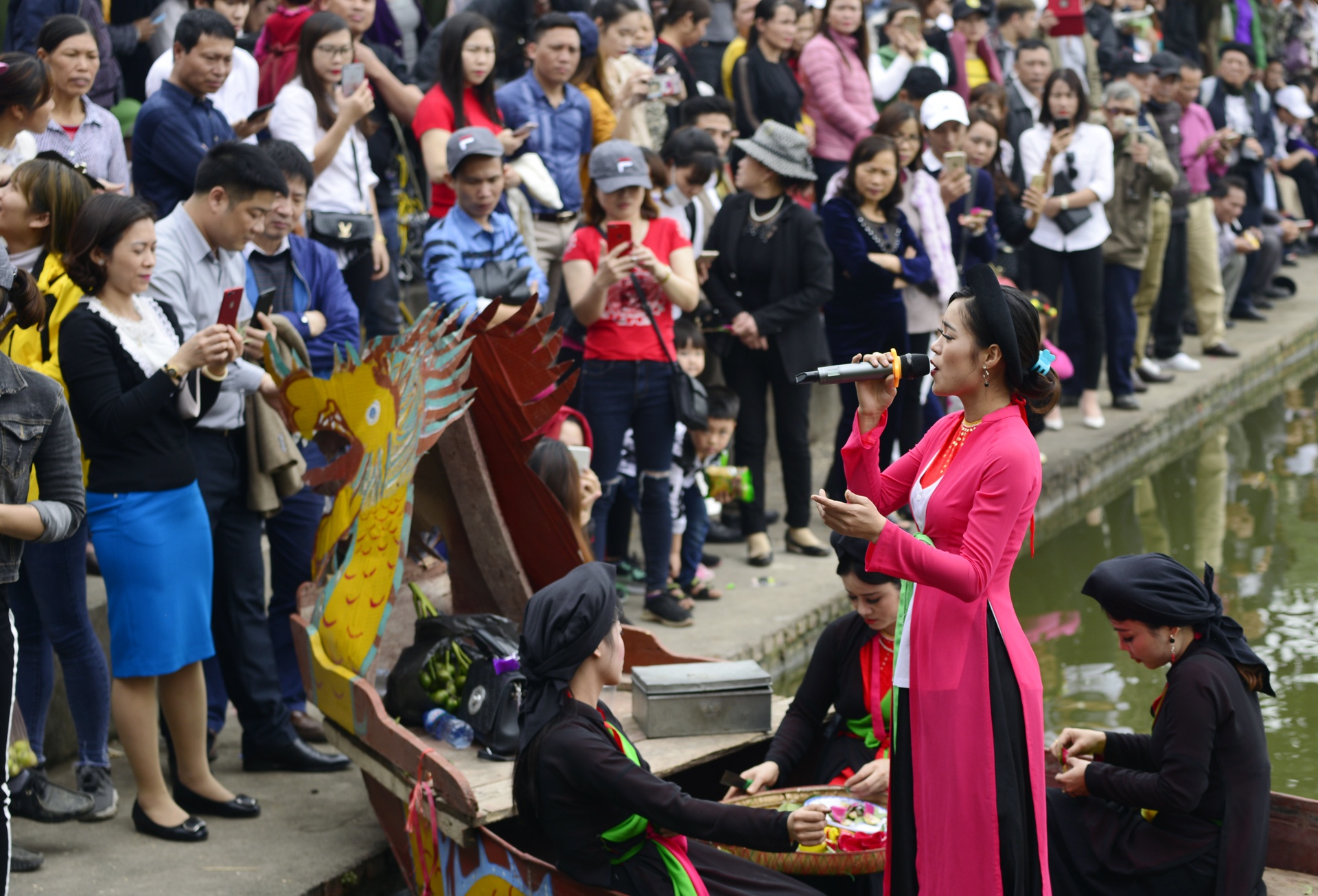 thay quan ao quan ho giua hoi Lim anh 15