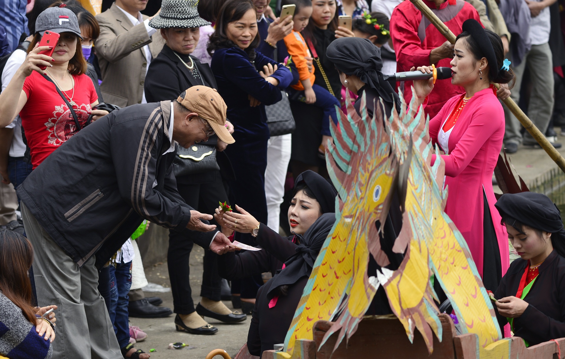 thay quan ao quan ho giua hoi Lim anh 16