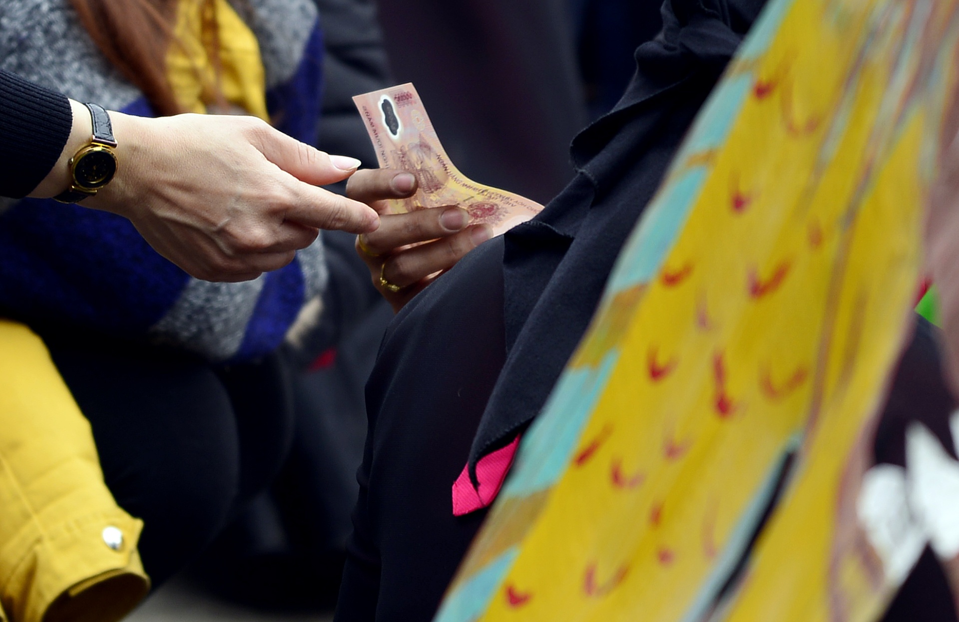 thay quan ao quan ho giua hoi Lim anh 17