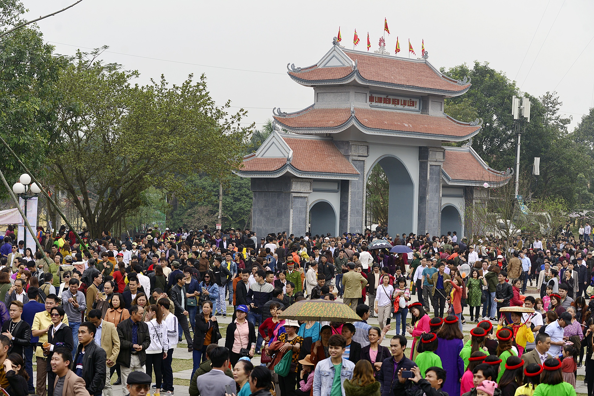 thay quan ao quan ho giua hoi Lim anh 1