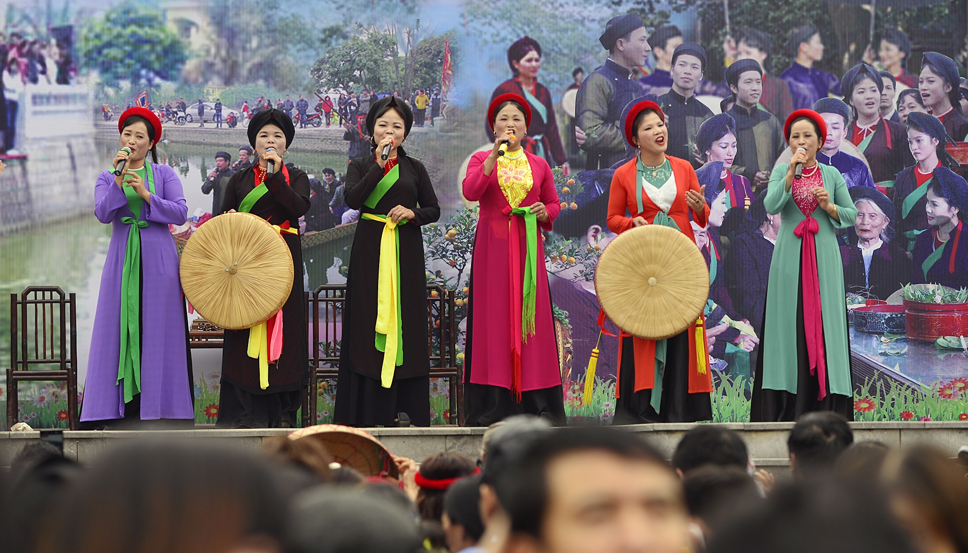 thay quan ao quan ho giua hoi Lim anh 2