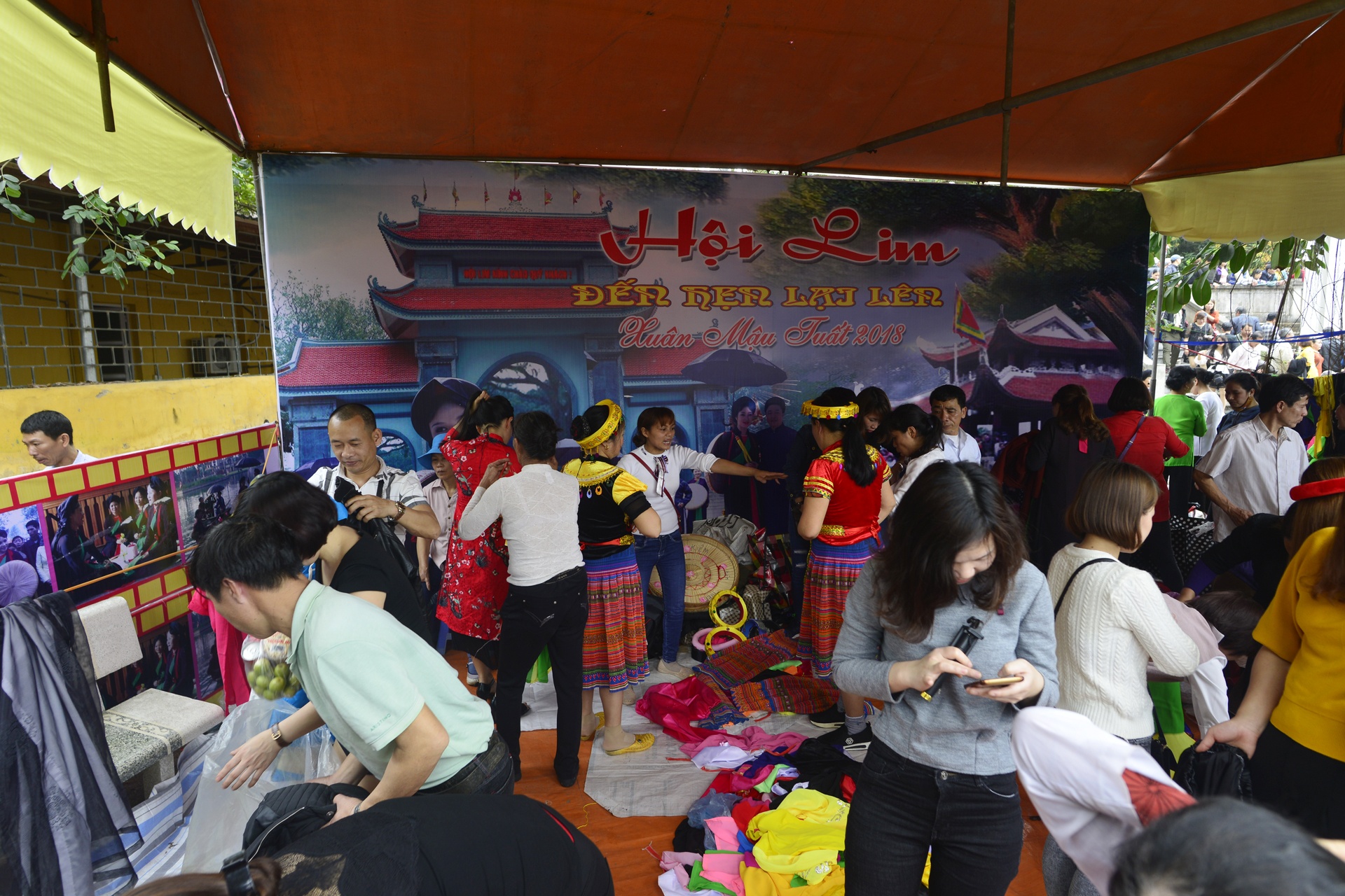 thay quan ao quan ho giua hoi Lim anh 3