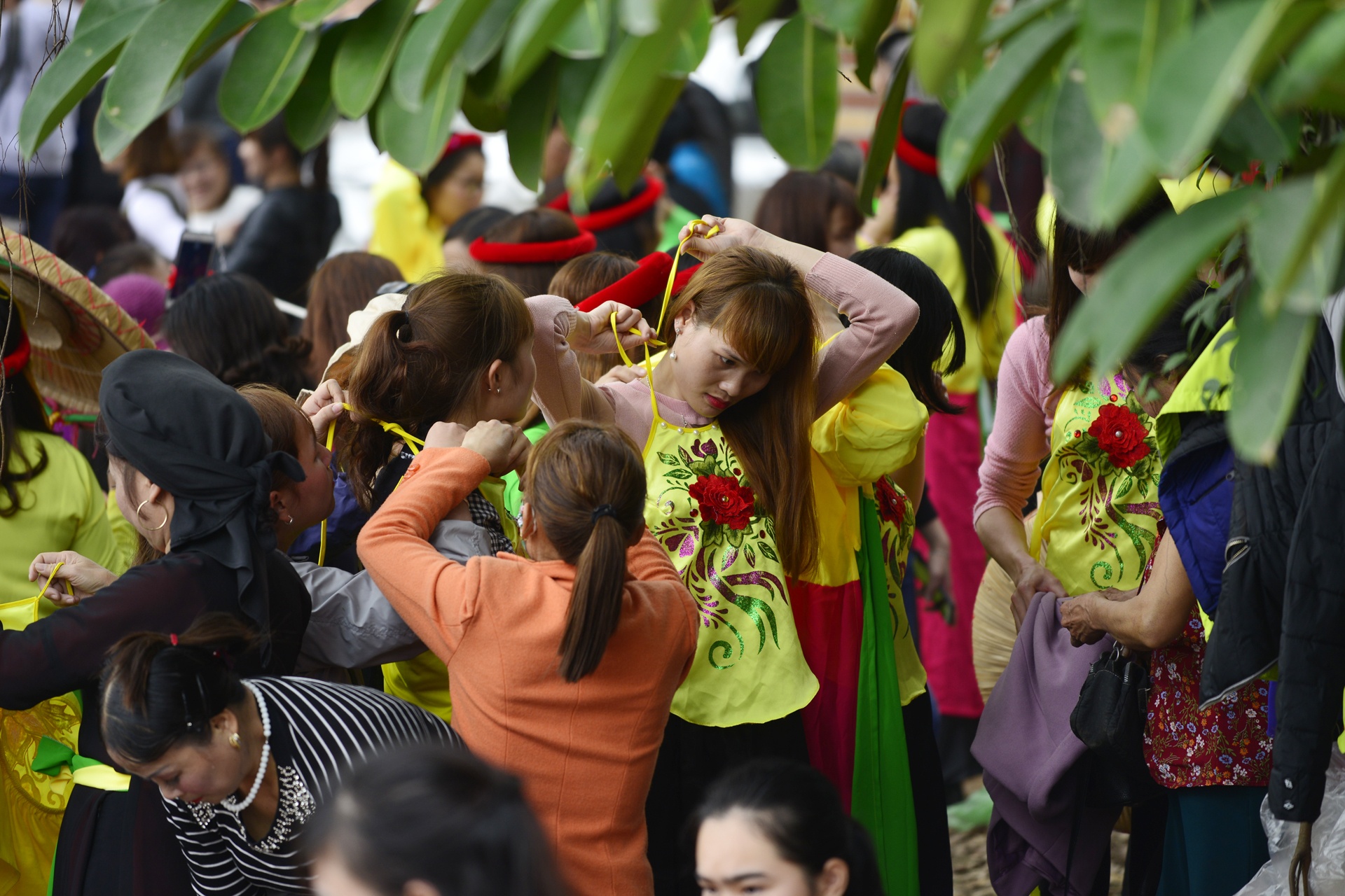 thay quan ao quan ho giua hoi Lim anh 5