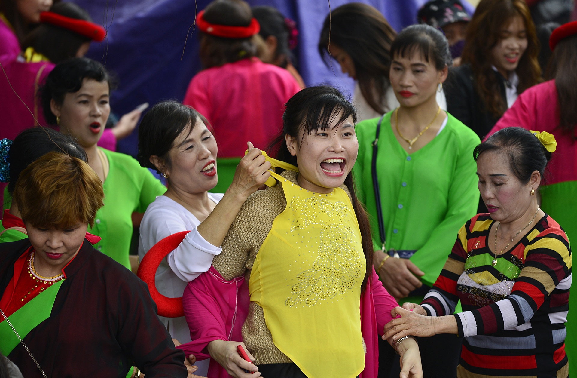 thay quan ao quan ho giua hoi Lim anh 6