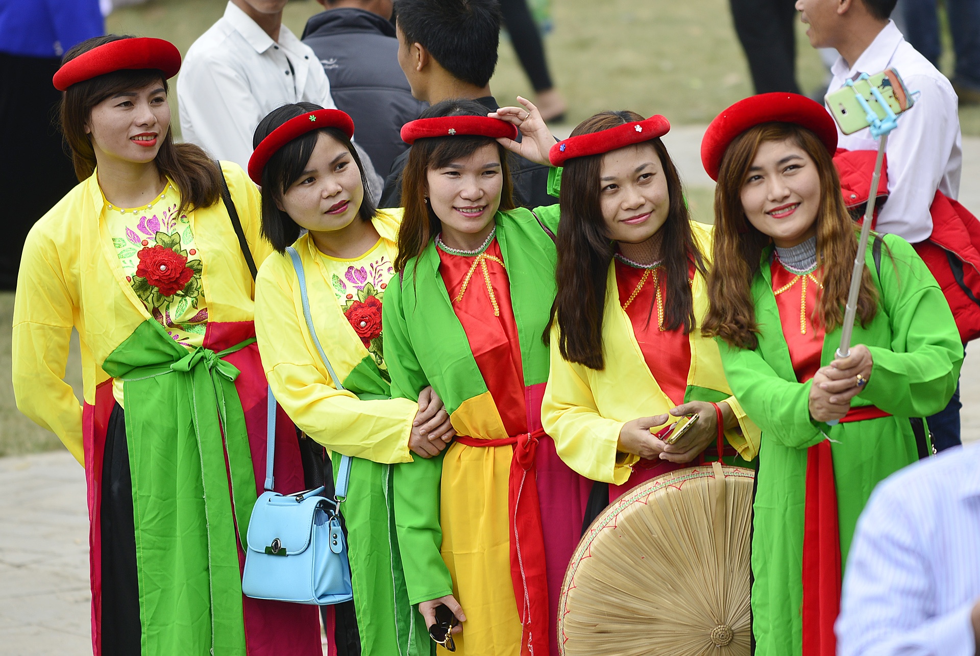 thay quan ao quan ho giua hoi Lim anh 9