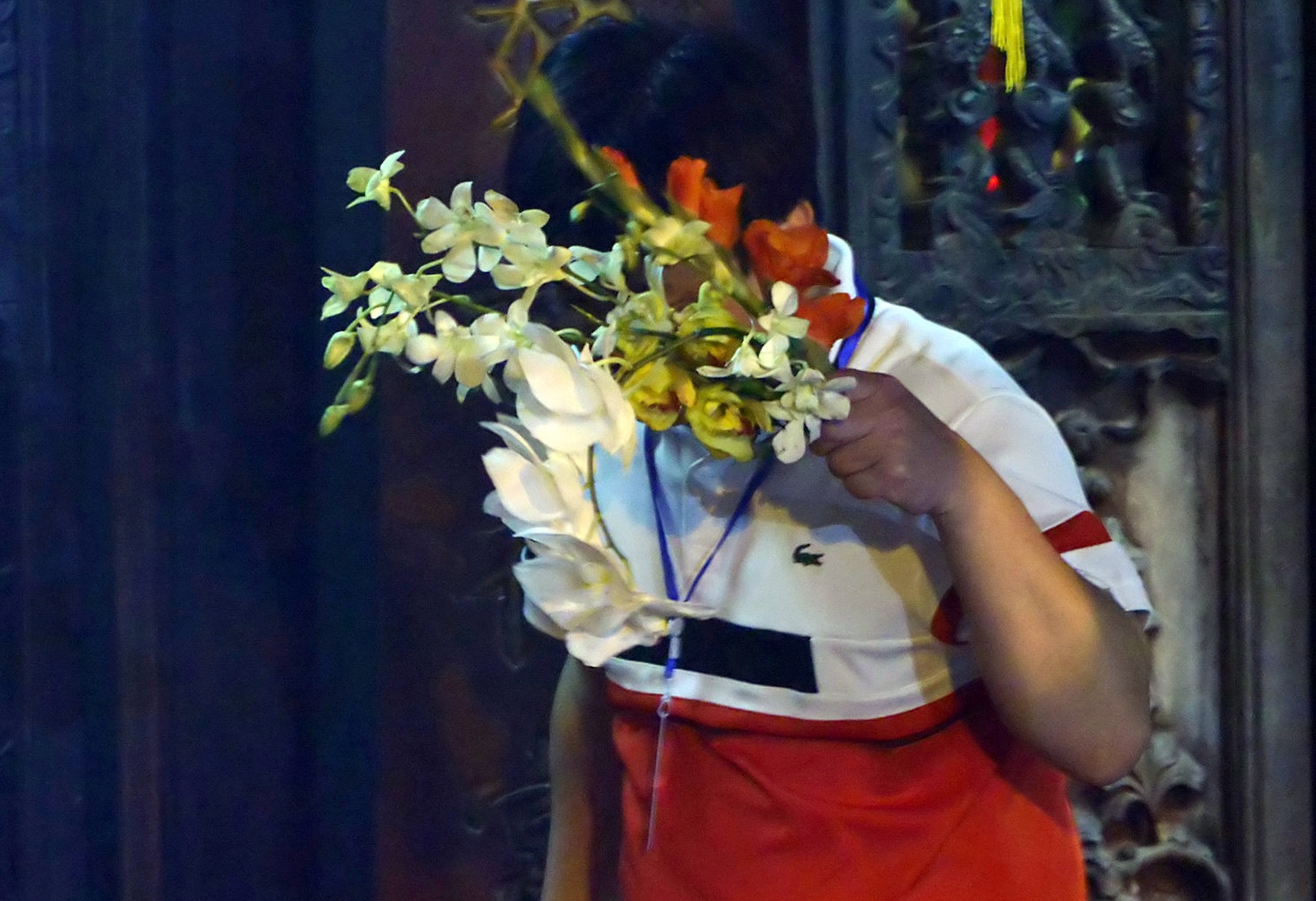 Dai bieu tranh thu mang loc ra ngoai dem khai an den Tran hinh anh