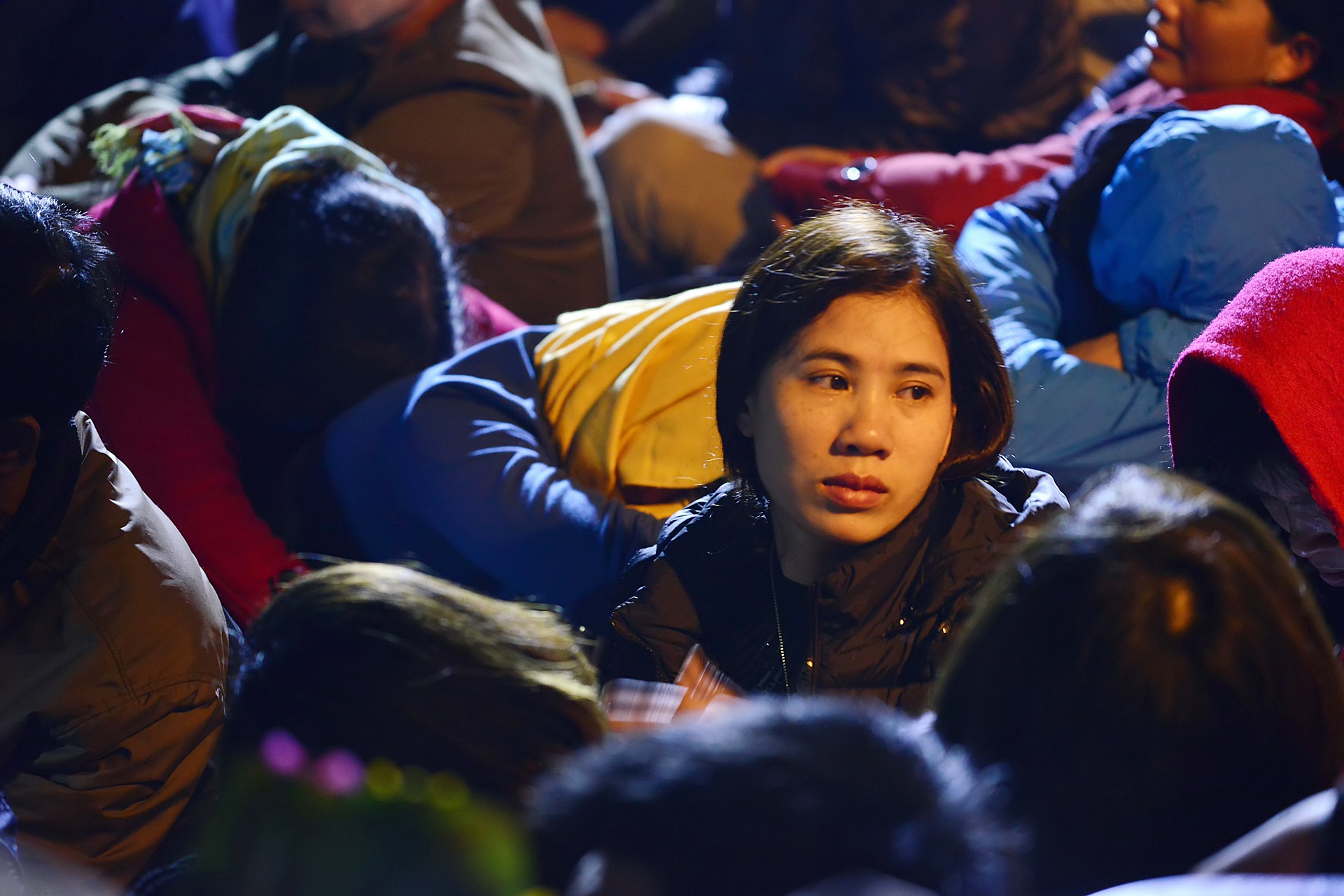 Hang tram nguoi va vat thau dem cho mua an den Tran hinh anh