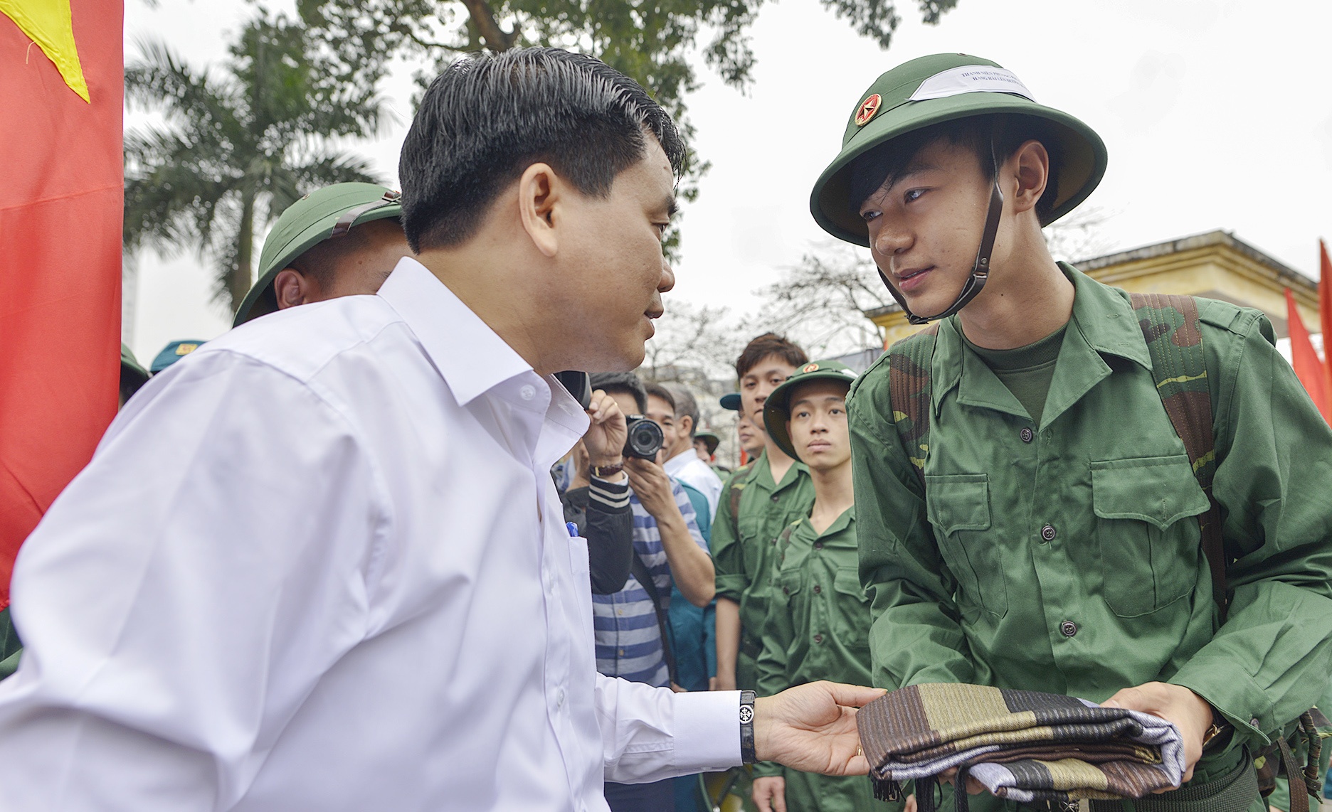 Chu tich Ha Noi tang khan cho tan binh thu do ngay nhap ngu hinh anh