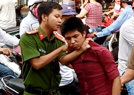 Co gai nhanh tri khien ten cuop o Sai Gon nga song soai hinh anh