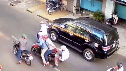Nu du khach Han Quoc nga nhao vi bi giat tui o Sai Gon hinh anh