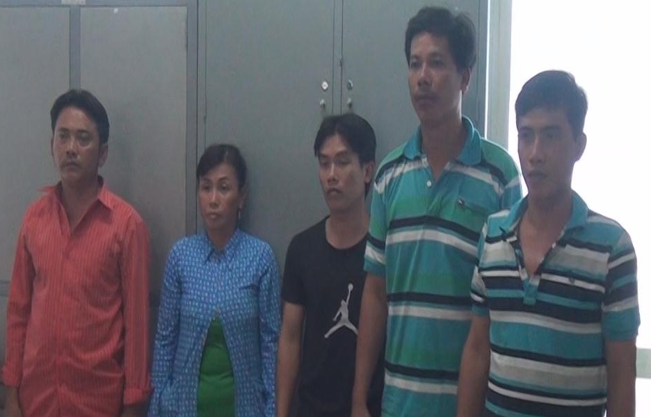 Trieu tap nhom danh 3 nguoi ban hang rong o Sai Gon hinh anh