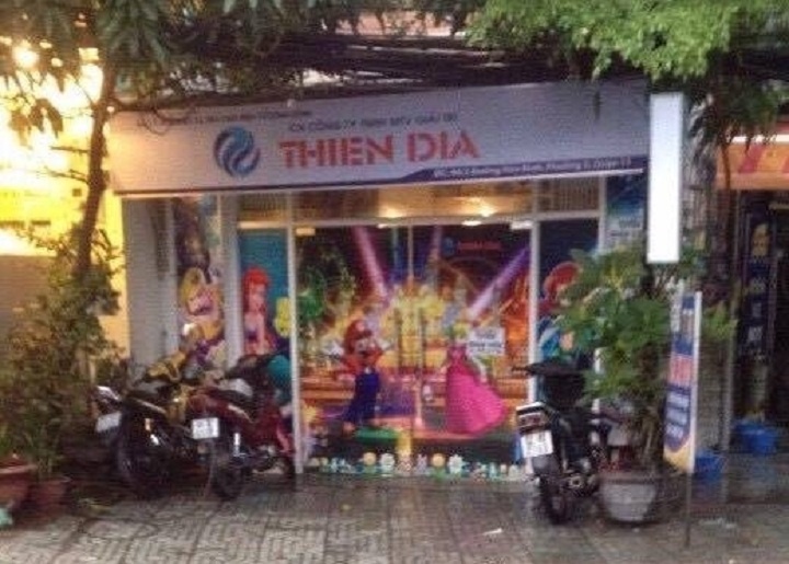 Nam thanh niên bị bắn thủng bàn tay trong tiệm game  ảnh 2 Nam thanh nien bi ban thung ban tay trong tiem game anh 2