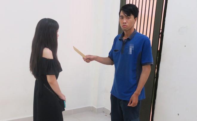 Khong che ke doa giet co gai trong nha ve sinh o Sai Gon hinh anh