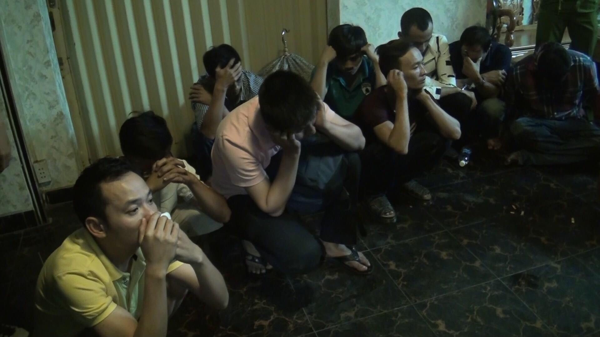 Canh sat dac nhiem ap vao soi bac online o Sai Gon hinh anh