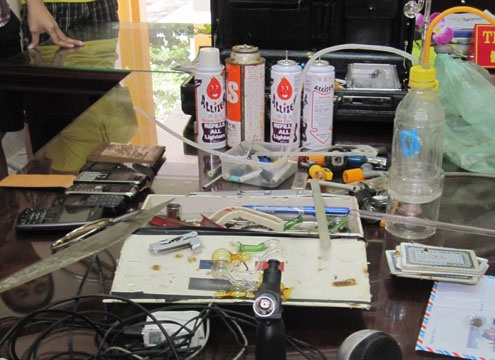Ngan chan 2 nhom to chuc 'bay lac' o Sai Gon hinh anh