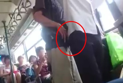 Bat nhom chuyen dan canh moc tui tren xe buyt o Sai Gon hinh anh