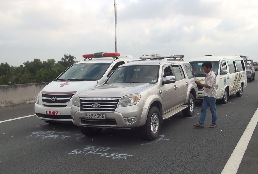 Tranh cho chay rong tren cao toc, 3 oto dam lien hoan hinh anh