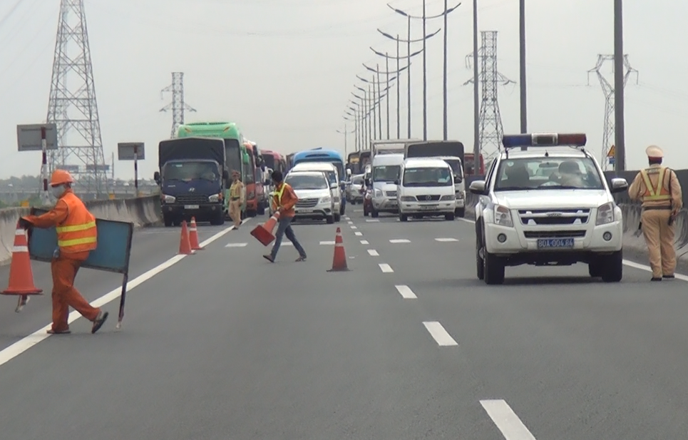 tránh chó chạy trên cao tốc, ba xe đâm liên hoàn ảnh 2 tranh cho chay tren cao toc, ba xe dam lien hoan anh 2