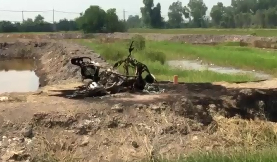 Nguoi dan ong chay den canh xe tay ga o ngoai o Sai Gon hinh anh