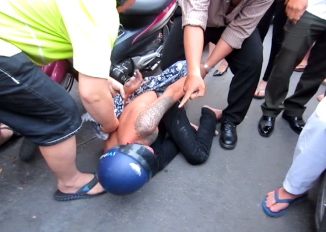 Nam thanh nien siet co co gai 17 tuoi cuop xe tren duong hinh anh