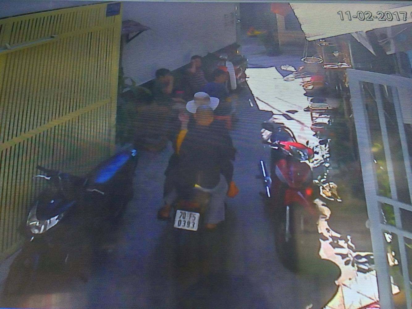 2 nha su 'dom' vao nha goa phu trom tien hinh anh