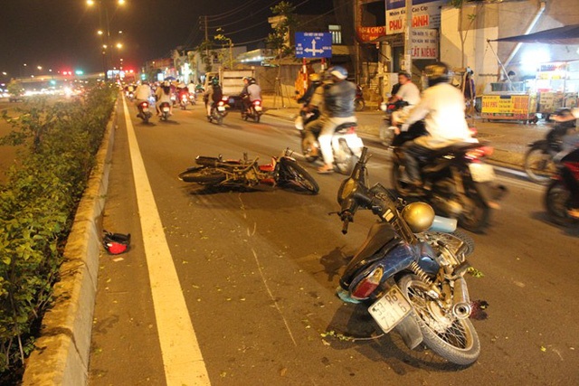 Chi em sinh doi quat nga ten cuop gio xach cua cu ba hinh anh