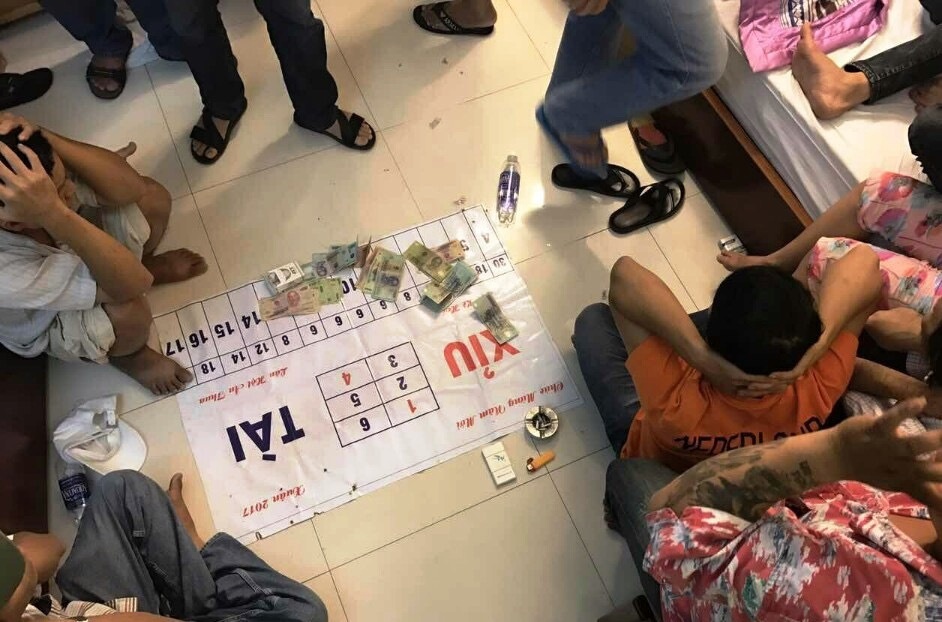 Song bac bip lua hang chuc nguoi o Sai Gon hinh anh