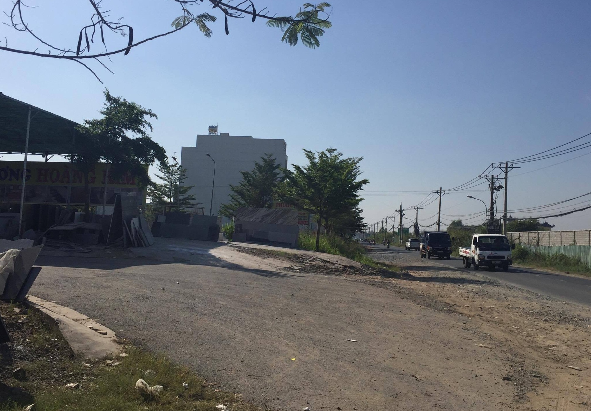 Be gai 2 tuoi choi truoc dau oto bi can tu vong hinh anh