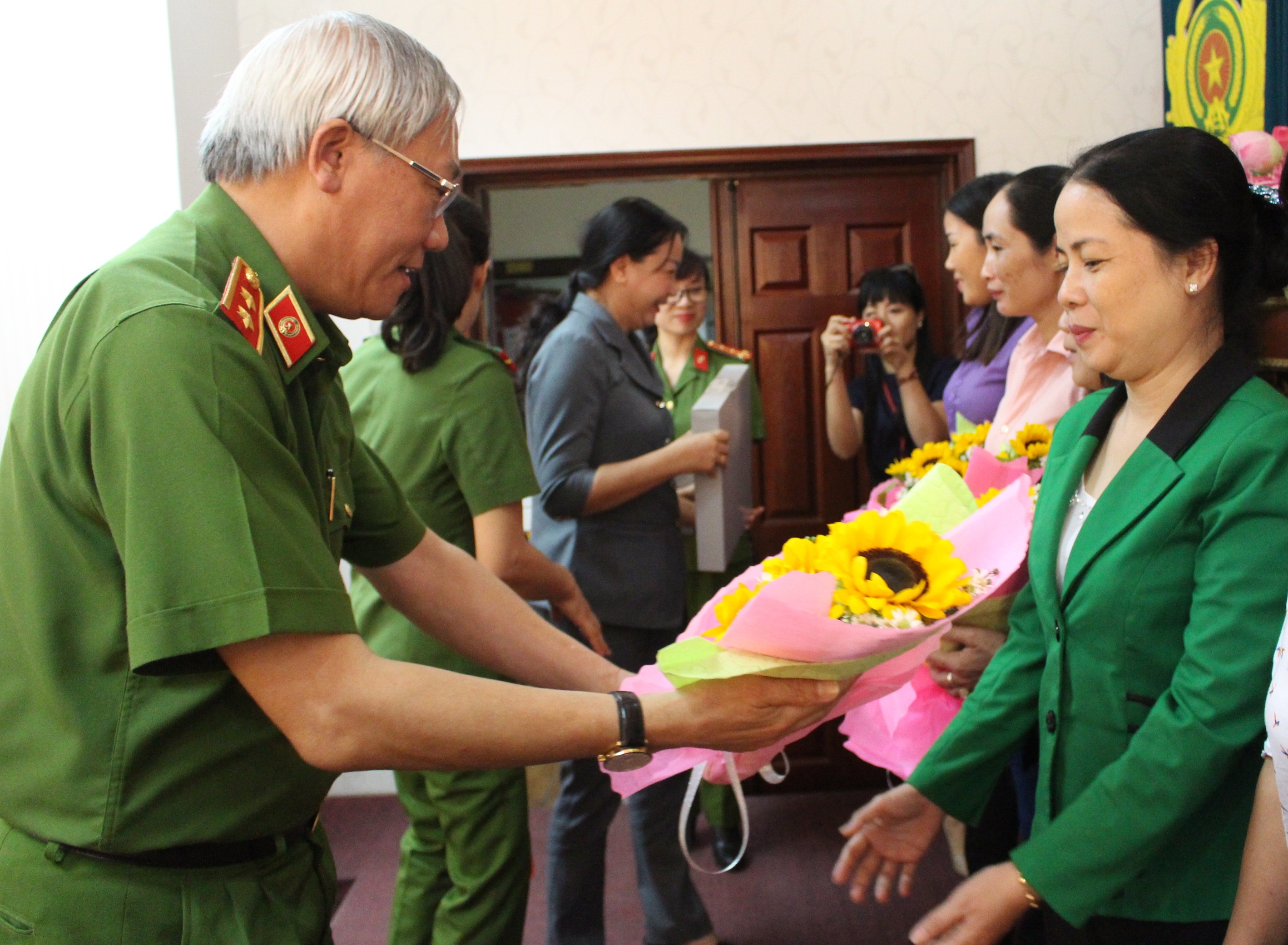 ngay cang nhieu phu nu sap bay tinh anh 2