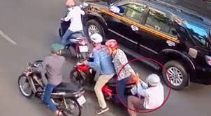 Nguoi dan ong bi cuop 2 lan luc rang sang o Sai Gon hinh anh