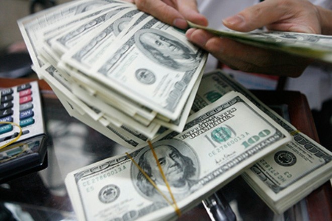'Ho bien' to 1 USD thanh 100 USD roi mang den ngan hang doi hinh anh