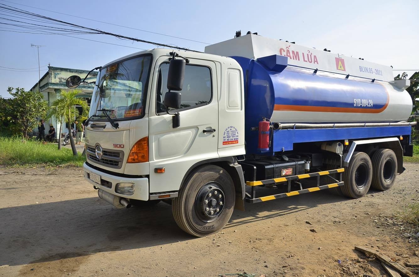 Trộm xăng từ bồn xe ảnh 1 Trom xang tu bon xe anh 1