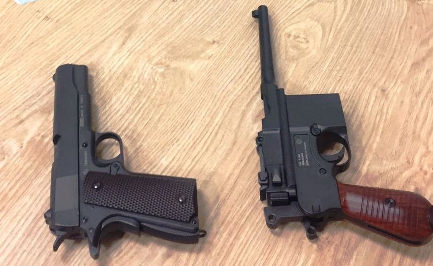 2 khau sung trong hanh ly khach tu Hong Kong ve Tan Son Nhat hinh anh