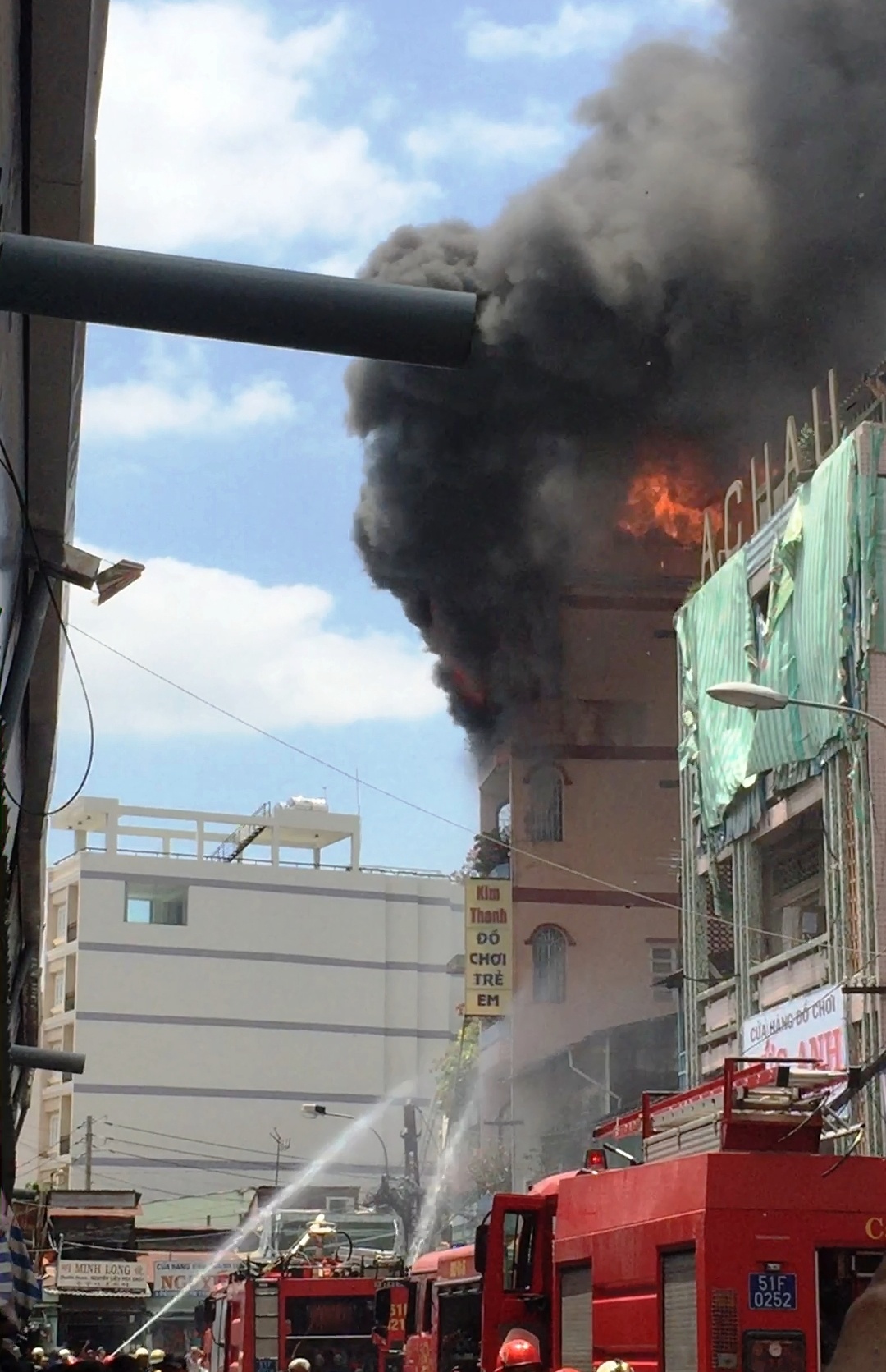 cháy gần chợ hóa chất lớn nhất Sài Gòn ảnh 1 chay gan cho hoa chat lon nhat Sai Gon anh 1