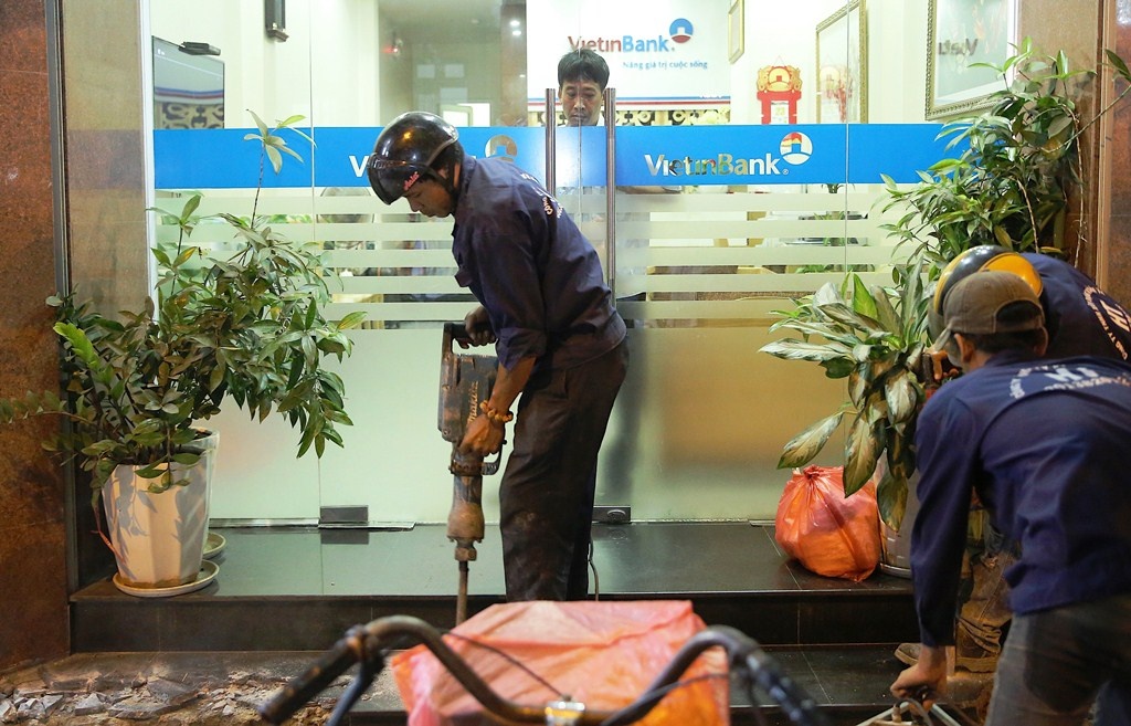 quan 1 chua lai cau thang chiem via he anh 3